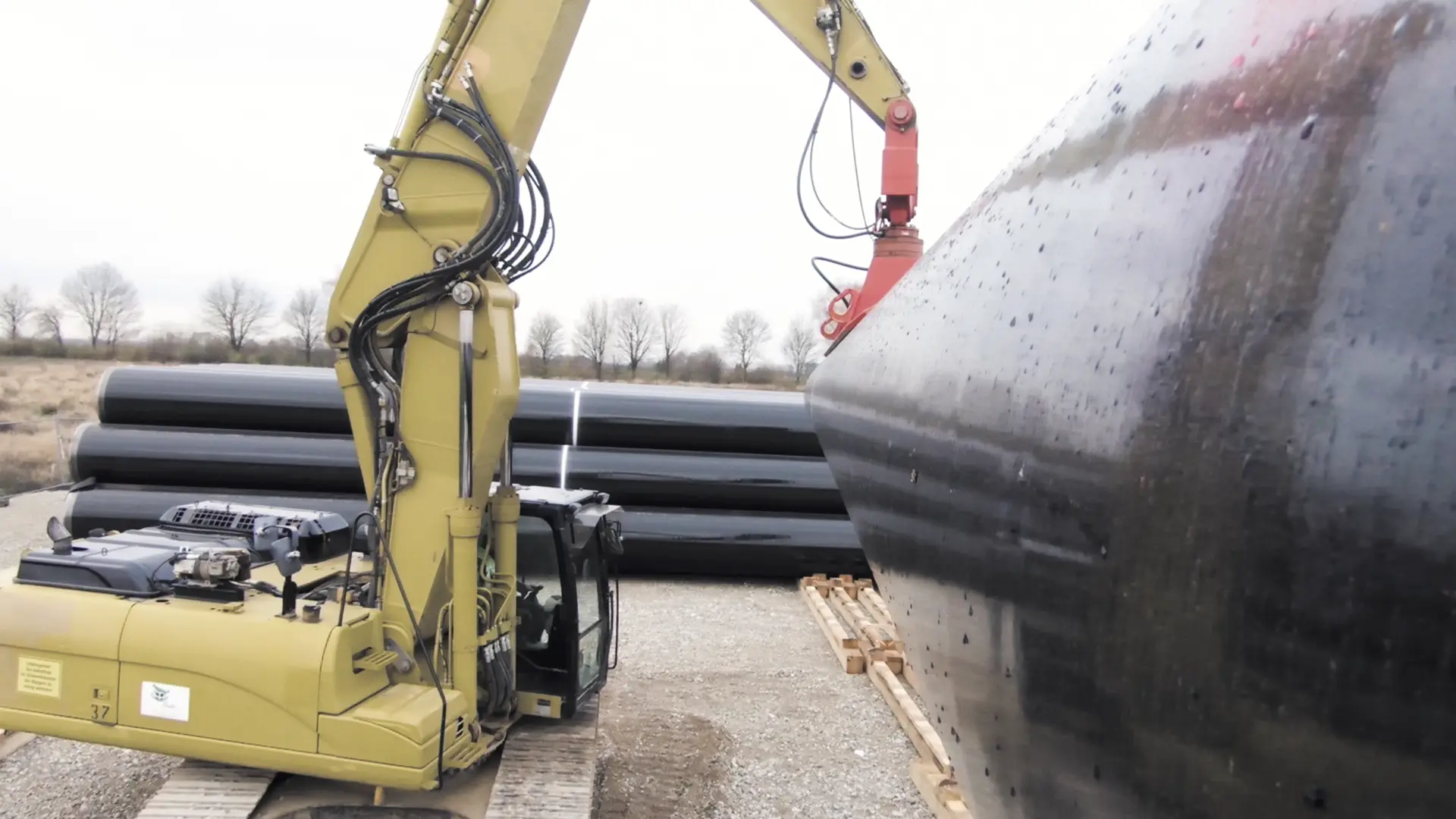 Dokumentation Pipelinebau: Verladen der Rohre