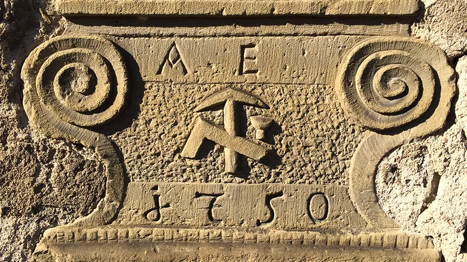 Steinmetz-Zeichen auf einem mittelalterlichen Bauwerk