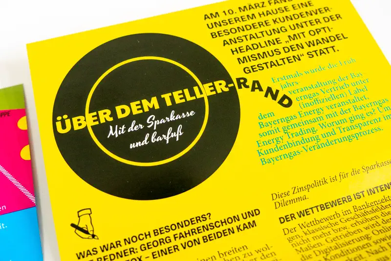 Grafische Darstellung eines Tellers auf der gelben Seite eines Flyers.