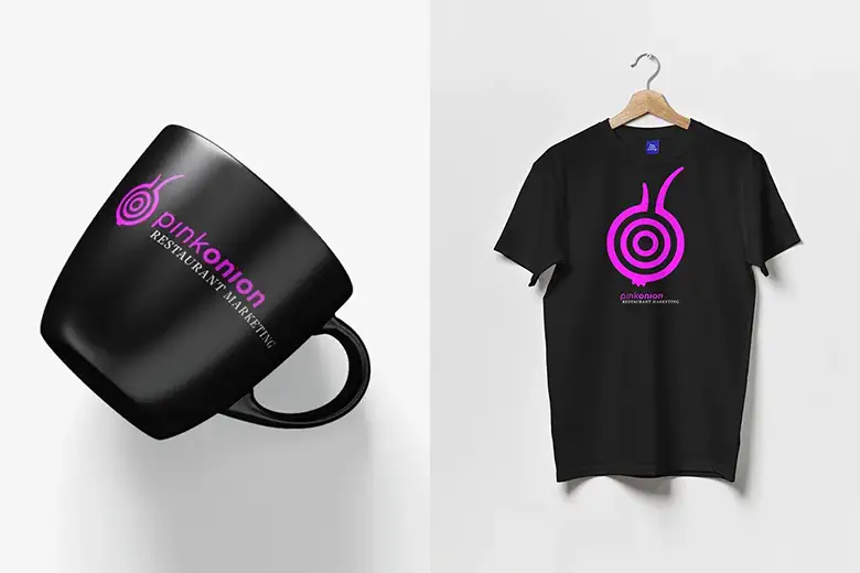 Kaffeetasse und T-Shirt mit Pink Onion-Branding