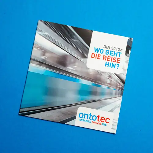 Titelseite der quadratischen ontotec-Broschüre mit blauem Motiv Zug vor blauem Hintergrund.