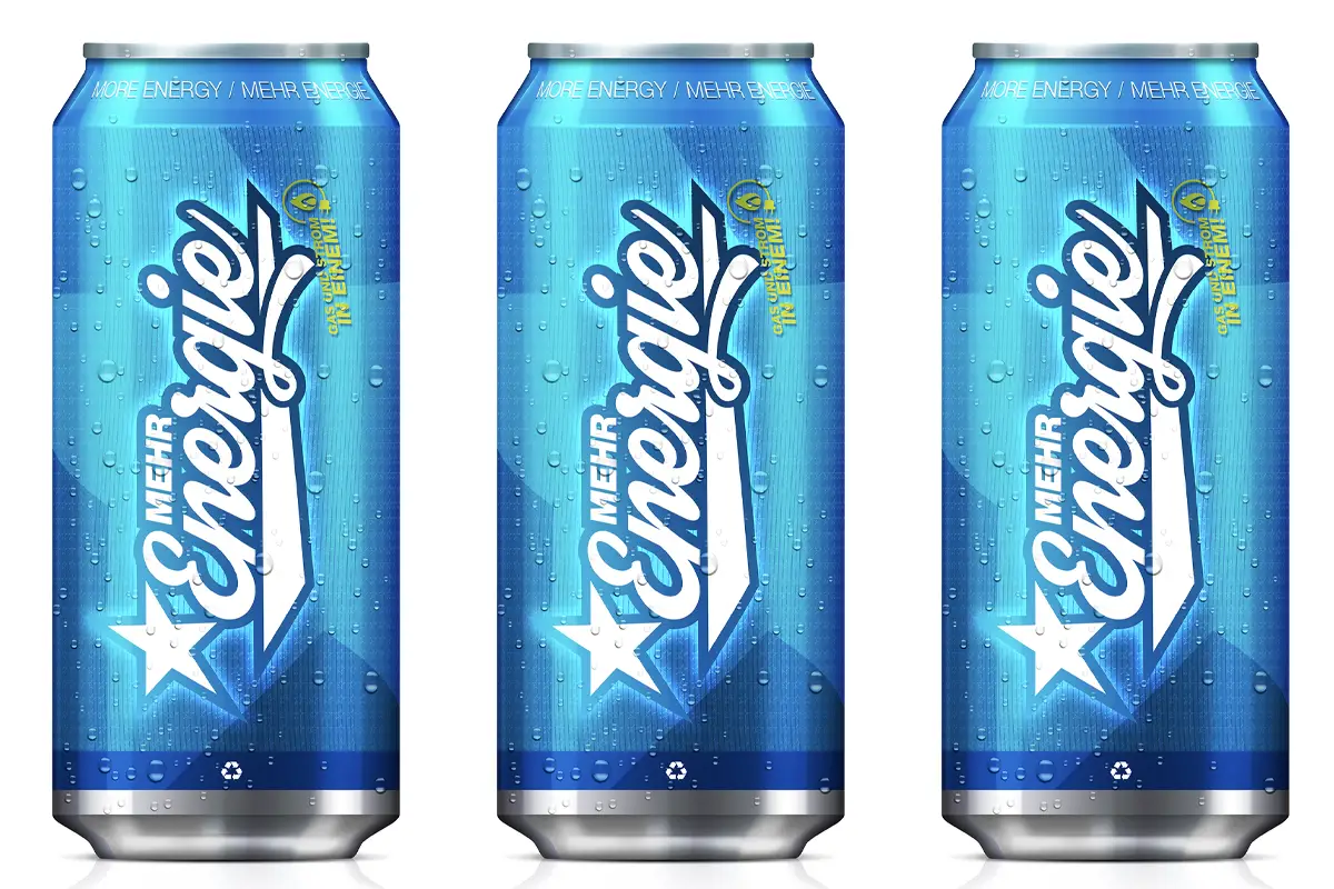 Drei blaue Energy-Drink-Dosen mit der Aufschrift 'MEHR Energie' in weißer, dynamischer Schrift, gestaltet von einer Designagentur für eine auffällige Markenpräsenz. Die mit Wassertropfen bedeckten Dosen wirken gekühlt und erfrischend. Der Slogan 'MORE ENERGY / MEHR ENERGIE' oben verstärkt die visuelle Wirkung. Diese Verpackungsgestaltung zeigt, wie eine Designagentur durch kreatives Branding und gezielte visuelle Gestaltung die Wahrnehmung einer Marke stärkt.