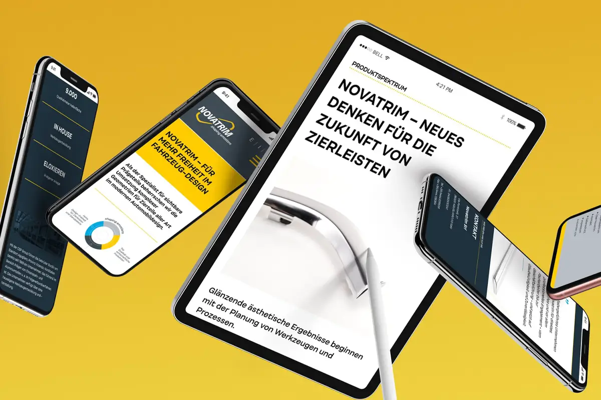 Schwebende mobile Endgeräte, darunter Smartphones und ein Tablet, präsentieren die von einer Designagentur gestaltete Website von NOVATRIM auf einem leuchtend gelben Hintergrund. Die Bildschirme zeigen den Slogan 'NOVATRIM – NEUES DENKEN FÜR DIE ZUKUNFT VON ZIERLEISTEN' sowie Diagramme, Bilder von Fahrzeugdesigns und moderne grafische Elemente. Mit klarer Typografie und einer Farbkombination aus Schwarz, Weiß und Gelb unterstreicht das Design die kreative und innovative Arbeit einer Designagentur in der digitalen Markenpräsentation.