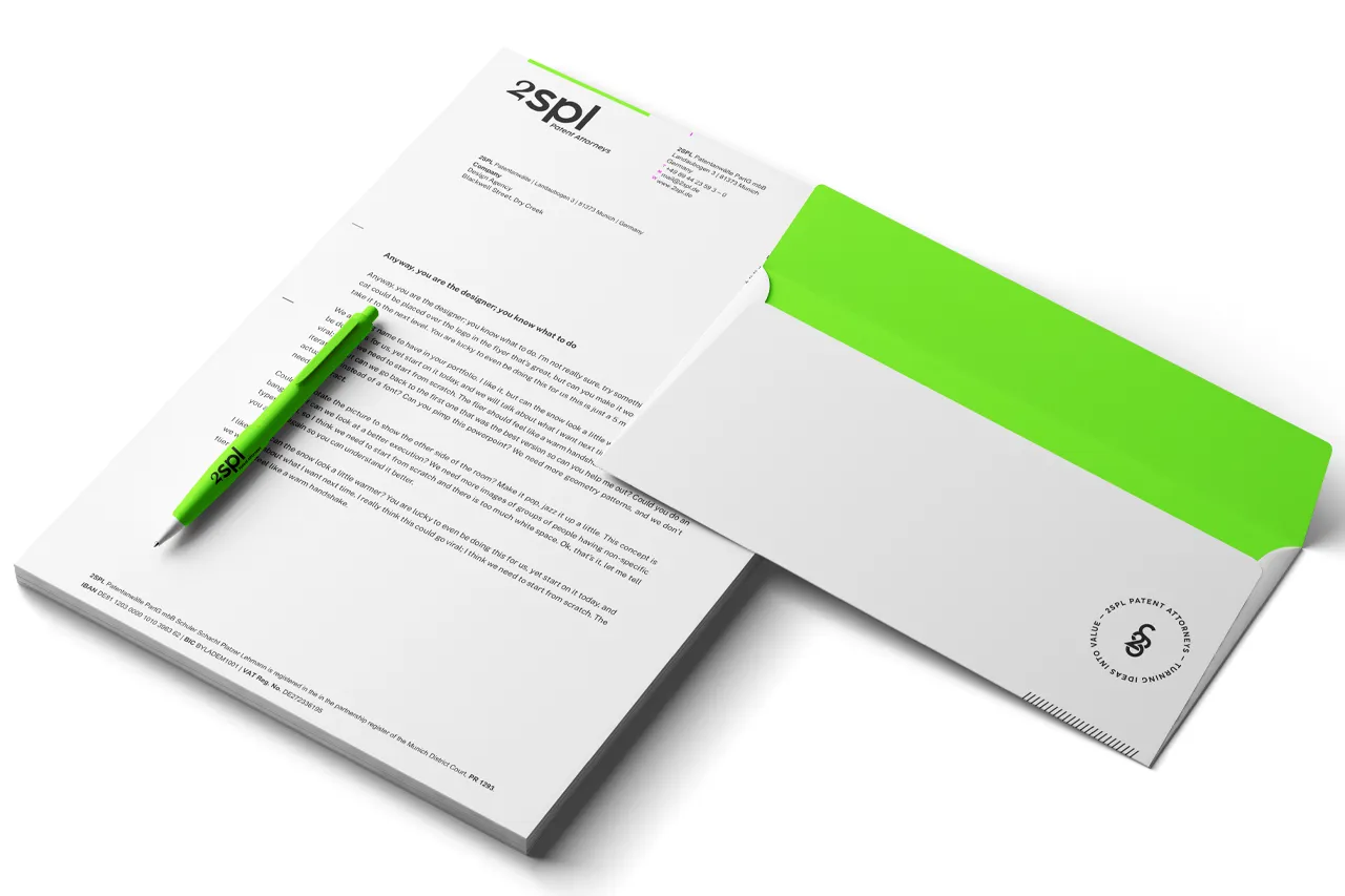 Briefpapier-Set der Marke '2SPL', gestaltet von einer Designagentur für eine professionelle Markenkommunikation. Bestehend aus einem weißen Brief mit schwarzem Text, einem passenden weißen Umschlag mit auffälliger grüner Klappe und einem grünen Kugelschreiber mit schwarzem Logoaufdruck. Das runde Logo auf dem Umschlag mit der Aufschrift '2SPL Patent Attorneys' und stilisiertem Symbol veranschaulicht, wie eine Designagentur durch gezielte Gestaltung die visuelle Identität einer Marke stärkt und deren Wiedererkennungswert erhöht.