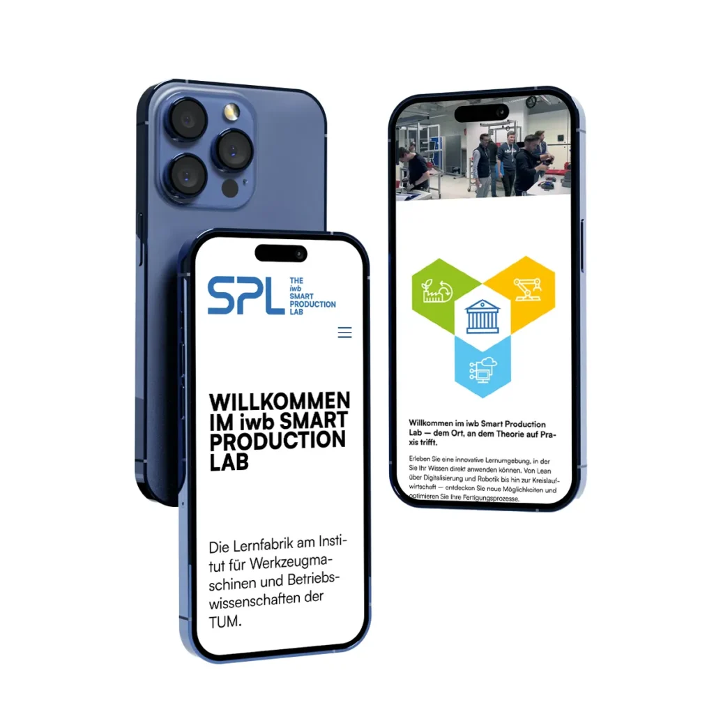 Darstellung von drei blauen Smartphones, die eine Website des "iwb Smart Production Lab" der Technischen Universität München (TUM) zeigen. Die Bildschirme der vorderen beiden Handys präsentieren die Startseite mit dem Logo „SPL“, einem Begrüssungstext und einer Infografik mit drei farbigen Symbolen. Das dritte Handy im Hintergrund zeigt ein Foto einer Werkstatt mit mehreren Personen bei der Arbeit.