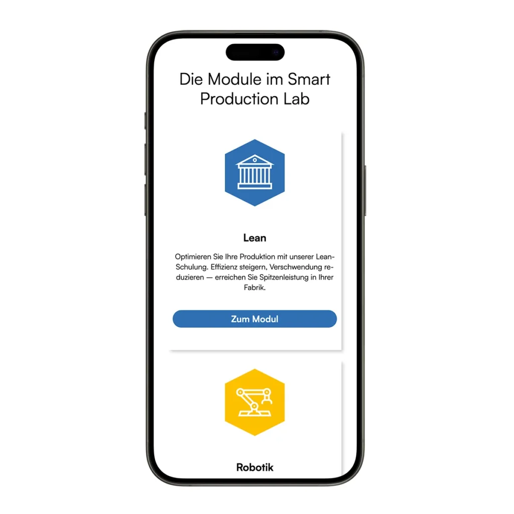 Smartphone mit geöffneter Website des "iwb Smart Production Lab". Der Bildschirm zeigt eine Übersicht der Schulungsmodule mit dem Titel „Die Module im Smart Production Lab“. Im oberen Bereich ist das Modul „Lean“ mit einem blauen Symbol eines Gebäudes und einer Beschreibung zu sehen. Darunter befindet sich ein blauer Button mit der Aufschrift „Zum Modul“. Im unteren Bereich ist ein weiteres Modul „Robotik“ mit einem gelben Symbol eines Roboterarms teilweise sichtbar.