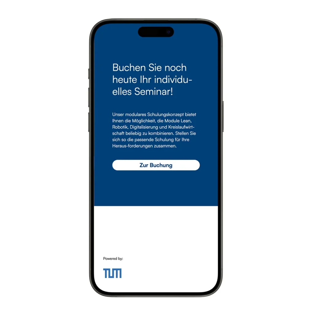 Smartphone mit geöffneter Website des "iwb Smart Production Lab" der Technischen Universität München (TUM). Der Bildschirm zeigt eine Buchungsseite mit blauem Hintergrund und weissem Text, der zur Buchung eines individuellen Seminars auffordert. Ein weisser Button mit der Aufschrift „Zur Buchung“ ist mittig platziert. Unten befindet sich das TUM-Logo mit der Beschriftung „Powered by: TUM“.