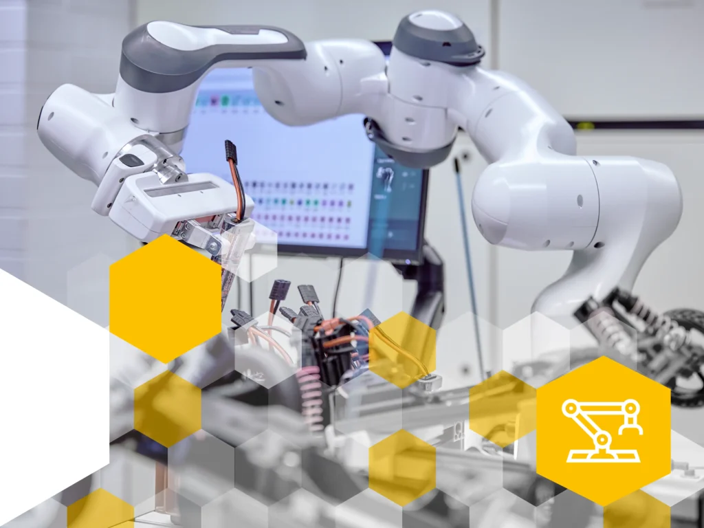 Ein kollaborativer Roboterarm arbeitet an einer elektronischen Baugruppe. Im Hintergrund ist ein Bildschirm mit einer Software-Schnittstelle zu sehen. Überlagert sind mehrere transparente und gelbe hexagonale Formen, die zum Designkonzept gehören. Rechts unten befindet sich ein gelbes Hexagon mit einem weißen Symbol eines Roboterarms, das das Thema Robotik und Automatisierung hervorhebt.