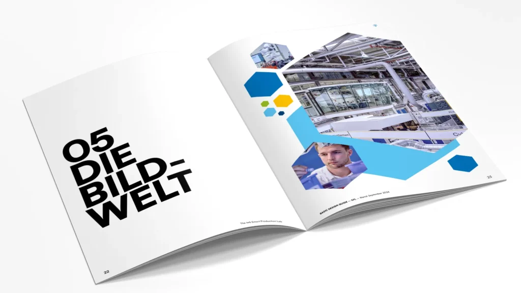 Aufgeschlagener Style Guide des "iwb Smart Production Lab" (SPL) mit einer Doppelseite zum Thema „DIE BILDWELT“. Die linke Seite zeigt eine große, fettgedruckte Überschrift „05 DIE BILDWELT“ in schwarzer Schrift auf weißem Hintergrund. Die rechte Seite enthält eine moderne grafische Gestaltung mit mehreren hexagonalen Bildausschnitten, die eine High-Tech-Produktionsumgebung und eine Person bei präziser Arbeit zeigen. Ergänzt wird das Design durch farbige Sechsecke in Blau, Gelb und Grün.