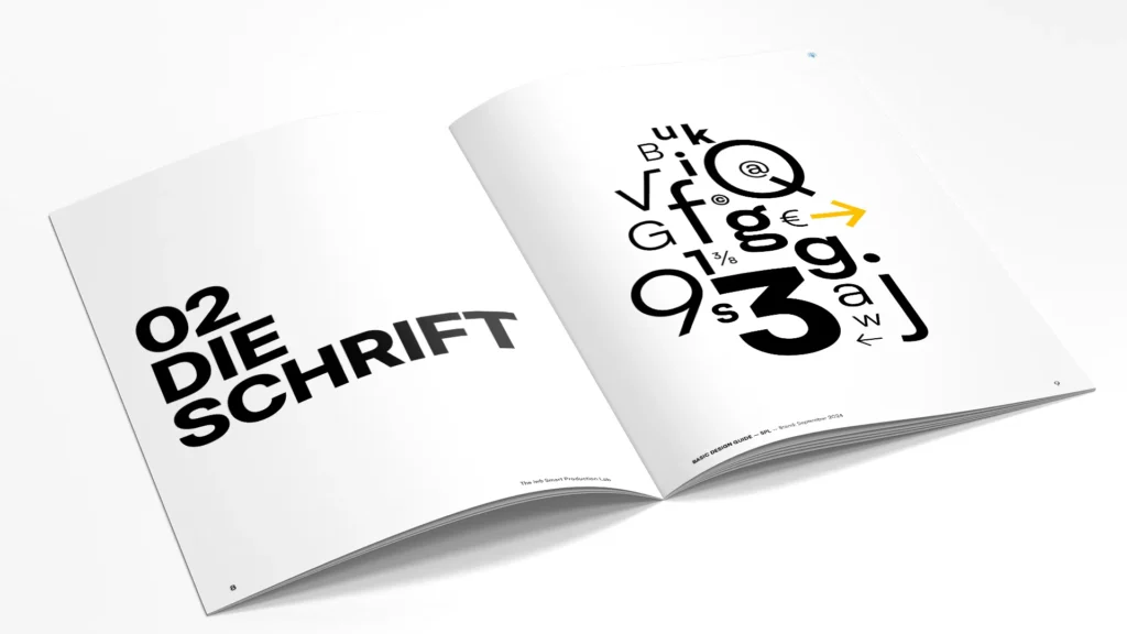 Aufgeschlagener Styleguide des "iwb Smart Production Lab" (SPL) mit einer Doppelseite zum Thema Typografie. Die linke Seite trägt die grosse, fettgedruckte Überschrift „02 DIE SCHRIFT“. Die rechte Seite zeigt eine künstlerische Anordnung verschiedener Buchstaben, Zahlen und Sonderzeichen in Schwarz, ergänzt durch einen gelben Pfeil. Die Gestaltung hebt die Vielfalt der verwendeten Schriftarten und Zeichen hervor.