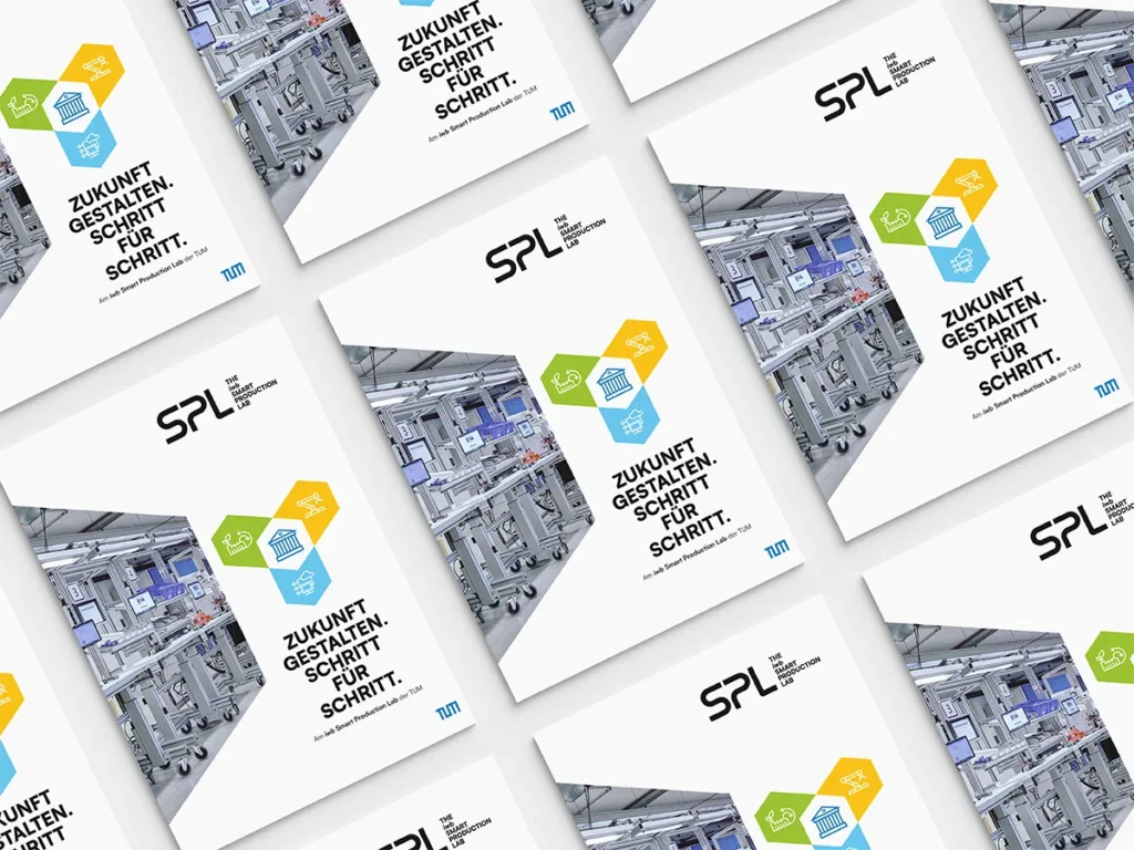 Mehrere identische Broschüren des "iwb Smart Production Lab" (SPL) der Technischen Universität München (TUM) sind in einem diagonalen Muster angeordnet. Das Titelblatt zeigt das SPL-Logo, eine Fotografie einer modernen Produktionsumgebung mit Maschinen und Bildschirmen sowie farbige hexagonale Symbole. Der Slogan „Zukunft gestalten. Schritt für Schritt.“ ist in grosser Schrift gedruckt.
