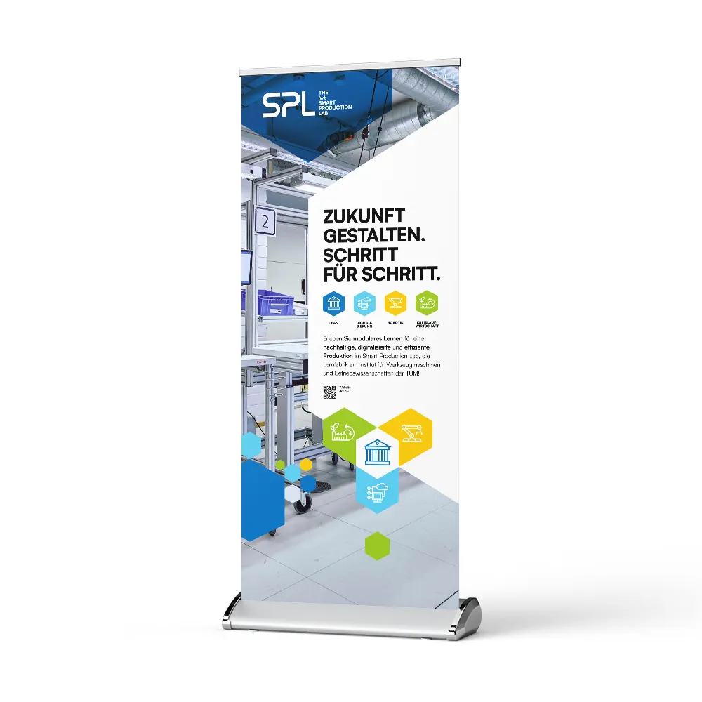 Freistehendes Roll-up-Banner des "iwb Smart Production Lab" (SPL) der Technischen Universität München (TUM). Das Design kombiniert ein Foto einer modernen Produktionsumgebung mit grafischen Elementen in Blau, Gelb und Grün. Der Slogan „Zukunft gestalten. Schritt für Schritt.“ ist in grosser Schrift gedruckt. Darunter befinden sich Symbole für die Schulungsmodule „Lean“, „Robotik“, „Digitalisierung“ und „Kreislaufwirtschaft“ sowie ein kurzer Beschreibungstext und ein QR-Code.