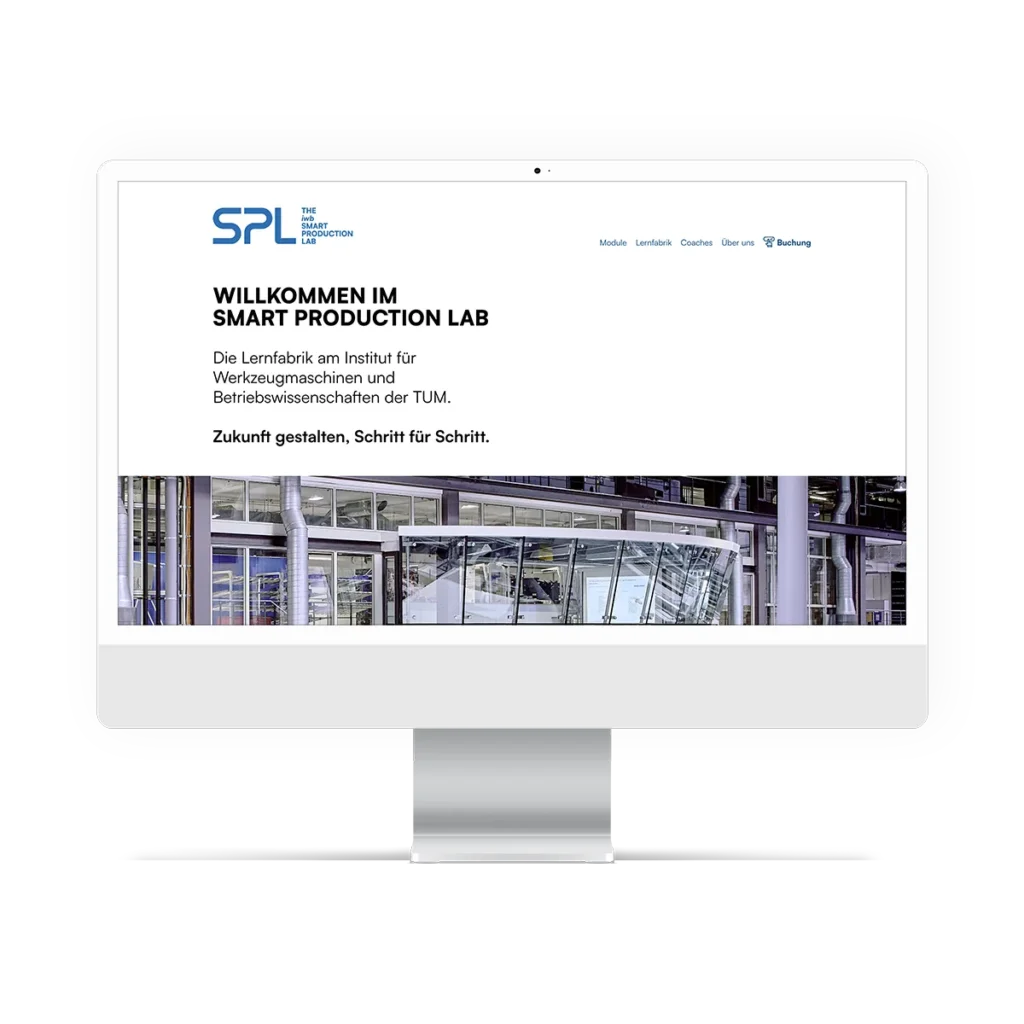 Weisser Computerbildschirm mit geöffneter Website des "iwb Smart Production Lab" (SPL) der Technischen Universität München (TUM). Die Startseite zeigt das SPL-Logo in Blau, eine Begrüssung mit dem Slogan „Zukunft gestalten, Schritt für Schritt.“ sowie eine Beschreibung der Lernfabrik. Darunter befindet sich ein grosses Bild einer modernen Produktionsumgebung mit einer verglasten Schulungseinheit. Im oberen rechten Bereich sind Navigationslinks zu Modulen, der Lernfabrik, Coaches, „Über uns“ und „Buchung“ sichtbar.