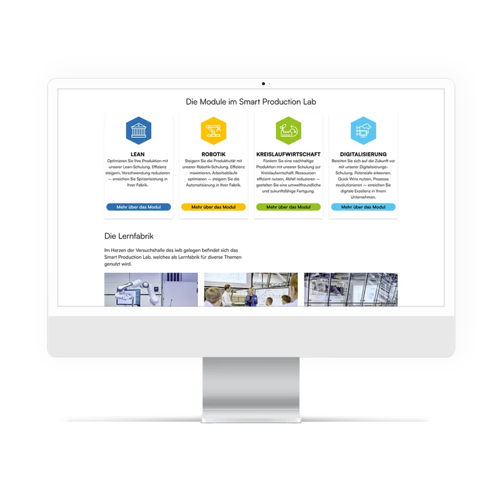 Weisser Computerbildschirm mit geöffneter Website des "iwb Smart Production Lab" (SPL) der Technischen Universität München (TUM). Die Seite zeigt eine Übersicht der vier Schulungsmodule „Lean“, „Robotik“, „Kreislaufwirtschaft“ und „Digitalisierung“, jeweils mit einer kurzen Beschreibung und einem farbigen Button für weitere Informationen. Darunter befindet sich ein Abschnitt zur „Lernfabrik“ mit einem erklärenden Text und mehreren kleinen Bildern, die Szenen aus der Schulungsumgebung zeigen.
