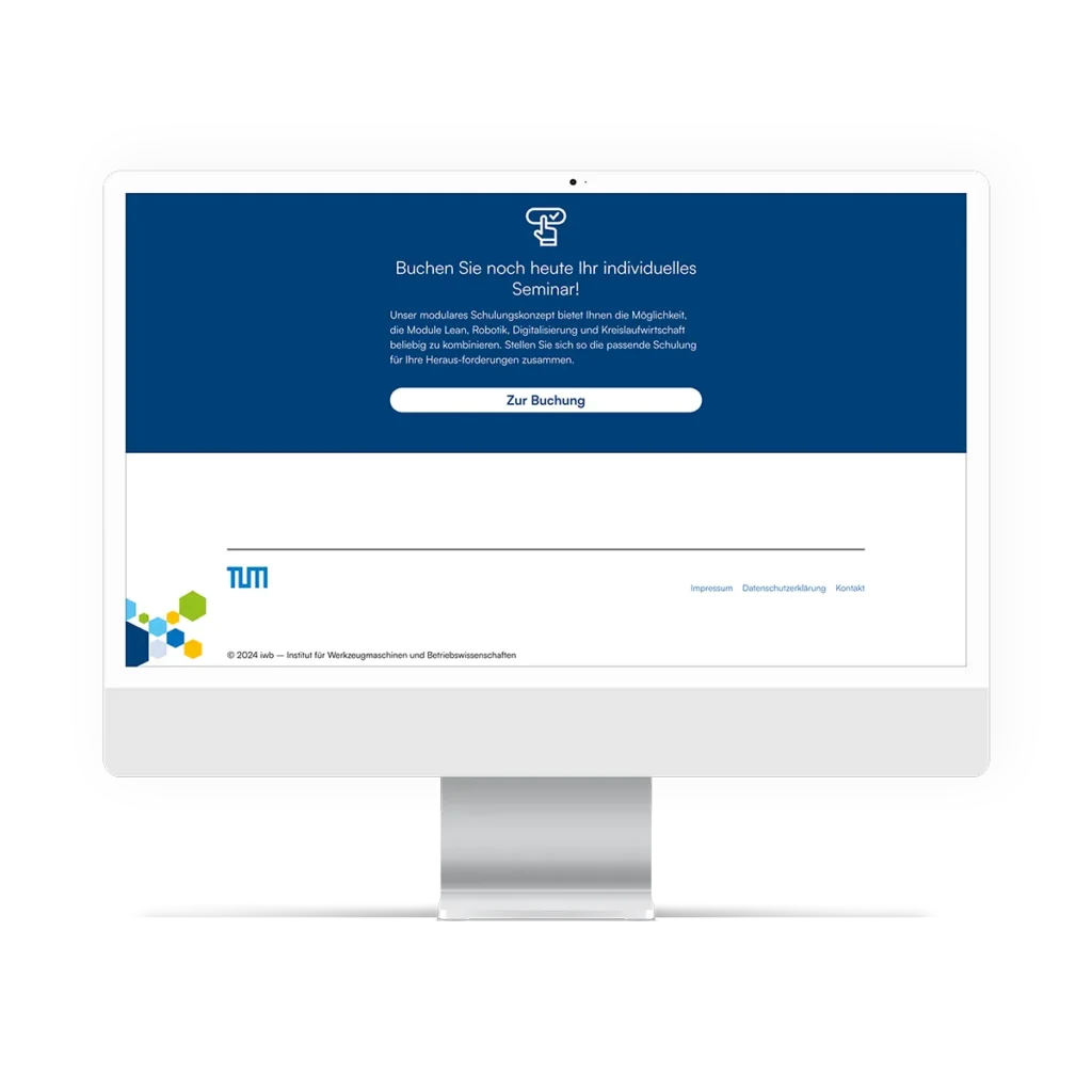 Weisser Computerbildschirm mit geöffneter Buchungsseite des "iwb Smart Production Lab" (SPL) der Technischen Universität München (TUM). Der obere Bereich hat einen blauen Hintergrund mit weissem Text, der zur Buchung eines individuellen Seminars auffordert. Darunter befindet sich ein weisser Button mit der Aufschrift „Zur Buchung“. Am unteren Rand sind das TUM-Logo, bunte hexagonale Designelemente sowie Links zu Impressum, Datenschutz und Kontakt sichtbar.