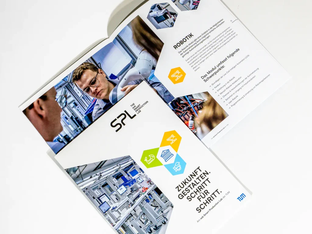 Aufgeschlagenes Magazin über das "Smart Production Lab" (SPL) der Technischen Universität München (TUM). Auf der linken Seite ist ein Foto eines jungen Mannes mit Brille zu sehen, der in einem Labor mit einem Roboterarm arbeitet. Darunter befindet sich das Logo des SPL sowie ein Bild einer modernen Produktionshalle. Auf der rechten Seite enthält das Magazin eine Seite mit dem Titel "ROBOTIK" und einer Auflistung von Schwerpunkten zu diesem Thema. Mehrere farbige Icons verdeutlichen verschiedene Aspekte der Thematik.