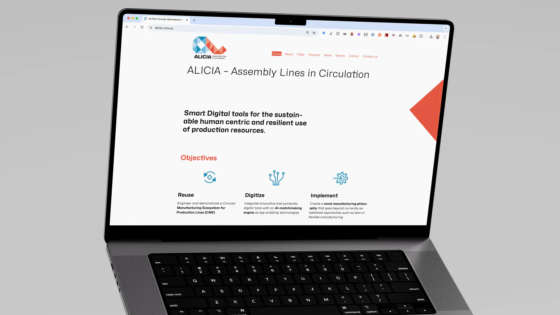 Ein geöffneter Laptop zeigt die Webseite des Projekts „ALICIA – Assembly Lines in Circulation“. Das Webdesign ist modern und minimalistisch gehalten mit viel Weissraum, klaren Linien und Farbakzenten in Orange und Blau.