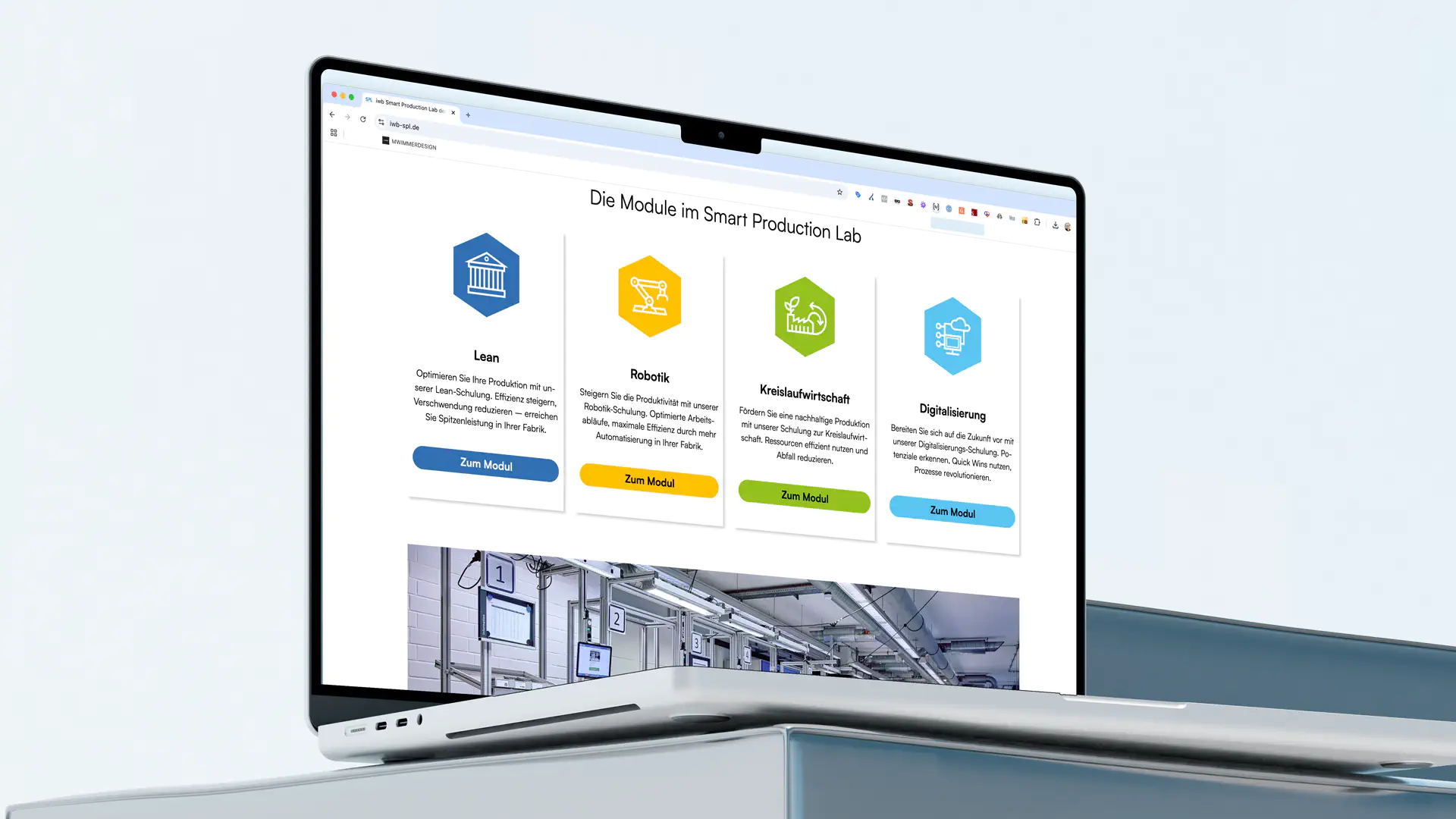 Ein geöffneter Laptop zeigt eine Webseite mit dem Titel „Die Module im Smart Production Lab“. Darunter sind vier farbige Karten zu sehen, die die Themen Lean, Robotik, Kreislaufwirtschaft und Digitalisierung beschreiben.