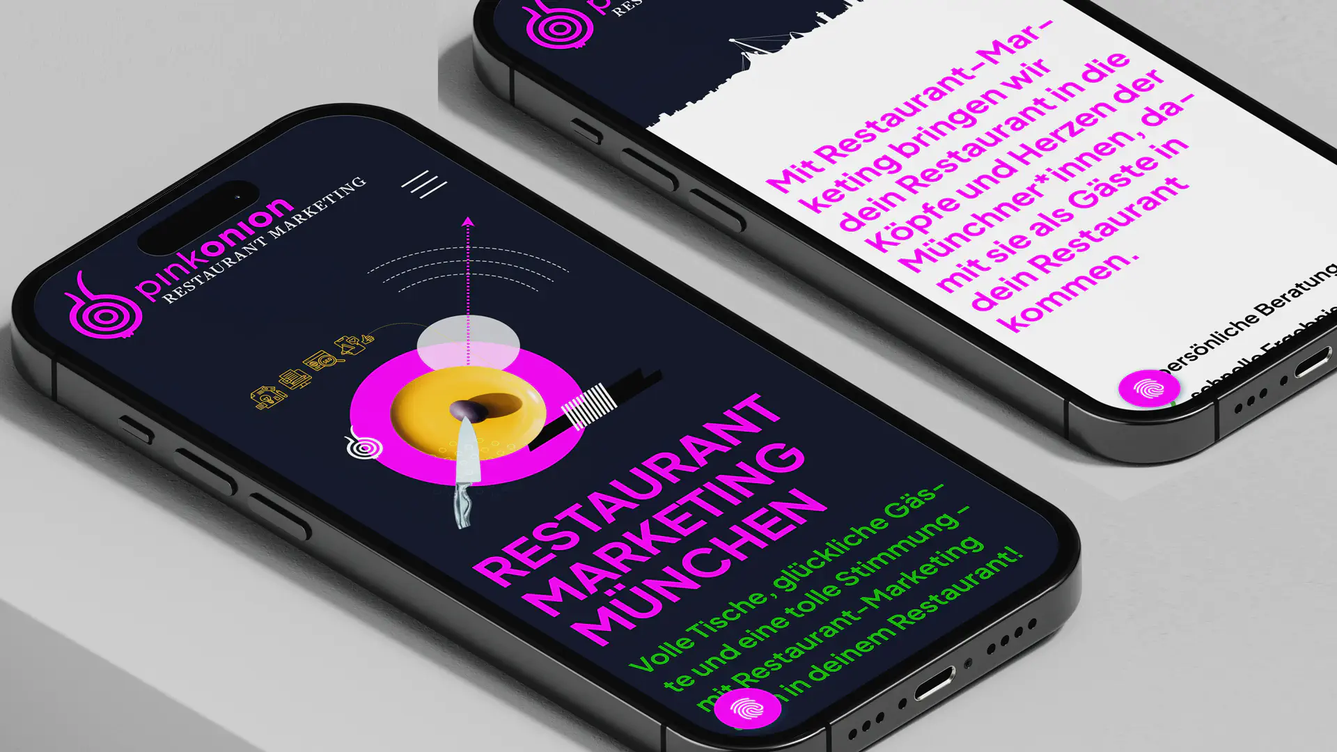 Zwei moderne Smartphones zeigen eine Webdesign-Darstellung für „pinkonion RESTAURANT MARKETING“. Die Webseite präsentiert sich mit schwarzem Hintergrund, pinkem und grünem Text sowie grafischen Elementen.