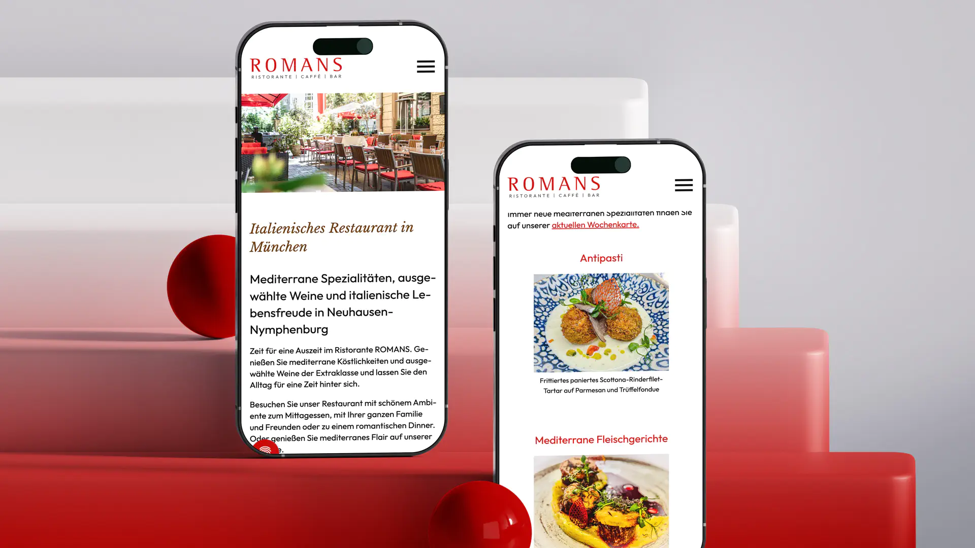 Zwei Smartphones zeigen die Website-Gestaltung des Restaurants „ROMANS Ristorante Caffè Bar“. Die mobile Ansicht präsentiert ein elegantes Design mit einem Bild der Restaurant-Terrasse, stilvoller Schrift und übersichtlichen Textbereichen zu italienischen und mediterranen Spezialitäten in München. 