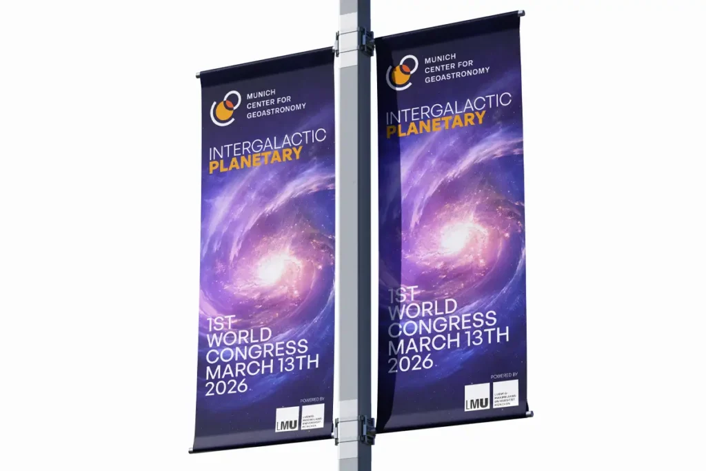Flaggen mit Werbung für das Munich Center for Geoastronomy