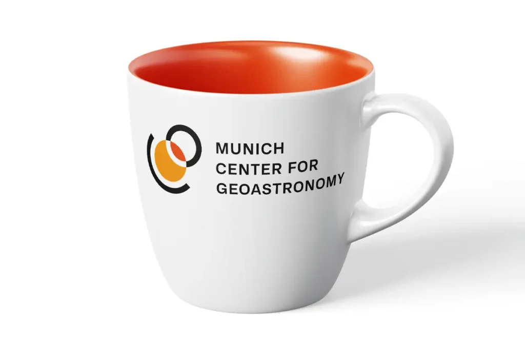 Kaffeetasse mit dem Logo des Munich Center for Geoastronomy