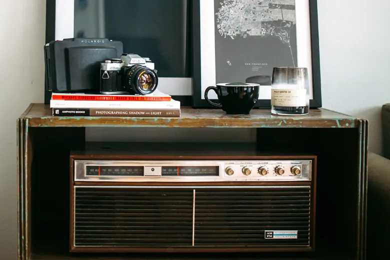 Foto eines Vintage Radios und eines Regals mit Kamera, Büchern und Bildern
