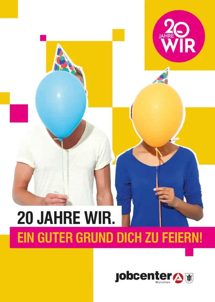 Anniversary poster for Jobcenter München showing two people wearing party hats, with their faces hidden behind a blue and a yellow balloon. Text: “20 Jahre WIR. Ein guter Grund dich zu feiern!”.